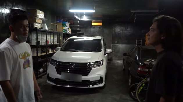 10 Potret Rumah Mewah Adipati Dolken, Ada Motor Langka Persis Milik Presiden Jokowi!