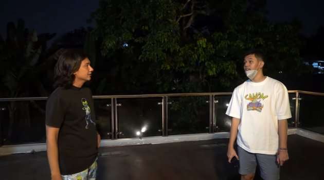 10 Potret Rumah Mewah Adipati Dolken, Ada Motor Langka Persis Milik Presiden Jokowi!