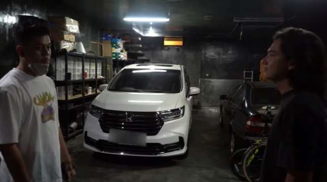 10 Potret Rumah Mewah Adipati Dolken, Ada Motor Langka Persis Milik Presiden Jokowi!