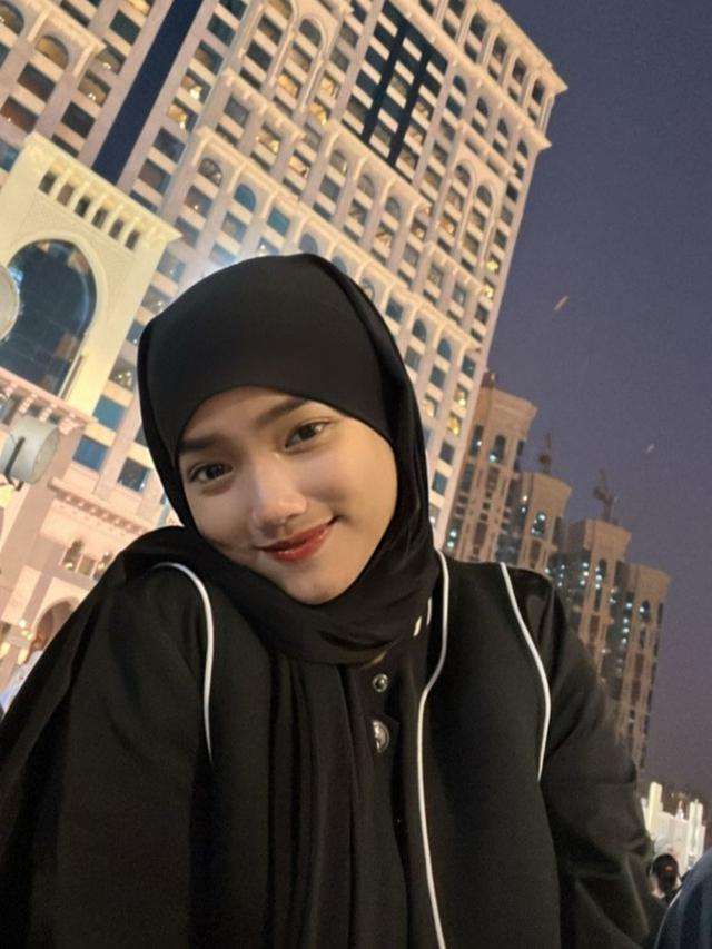 Potret 7 Seleb Tampil Berhijab Saat Umrah, Penampilan Fuji Bikin Pangling!