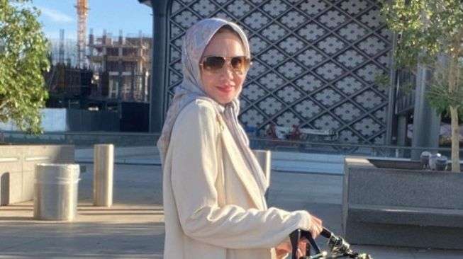 Potret 7 Seleb Tampil Berhijab Saat Umrah, Penampilan Fuji Bikin Pangling!