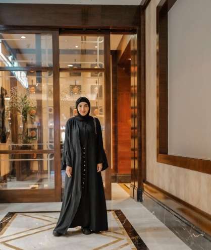 Potret 7 Seleb Tampil Berhijab Saat Umrah, Penampilan Fuji Bikin Pangling!