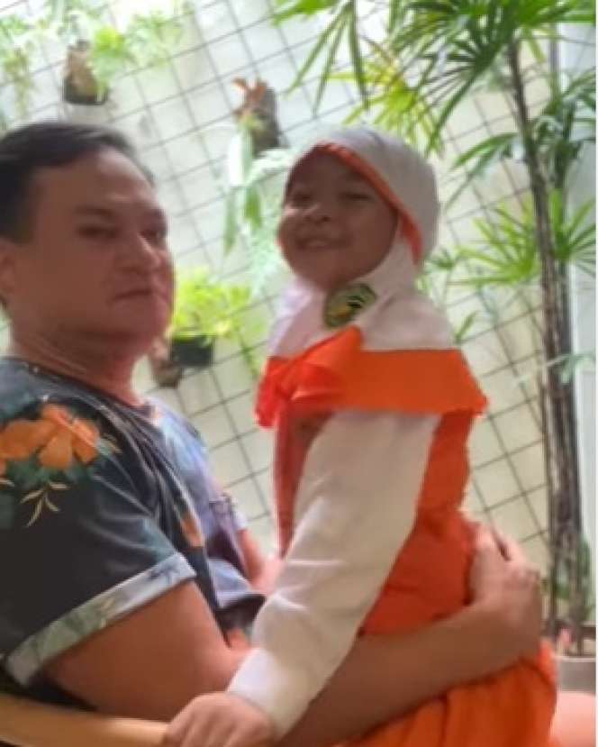 Potret Kedekatan Hedi Yunus dan Anak ART, Disayang bak Buah Hati Sendiri