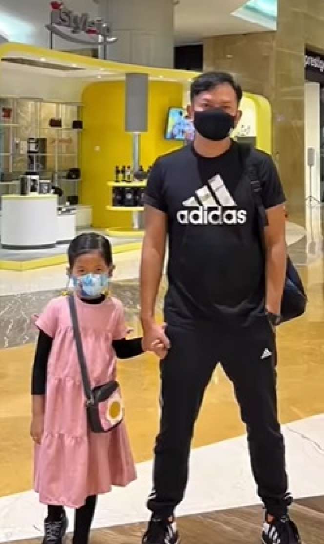 Potret Kedekatan Hedi Yunus dan Anak ART, Disayang bak Buah Hati Sendiri