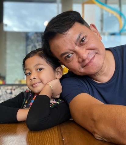 Potret Kedekatan Hedi Yunus dan Anak ART, Disayang bak Buah Hati Sendiri