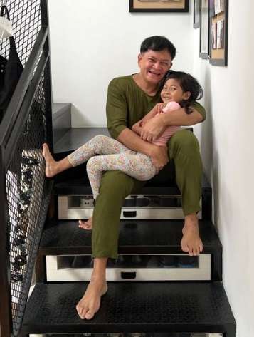 Potret Kedekatan Hedi Yunus dan Anak ART, Disayang bak Buah Hati Sendiri