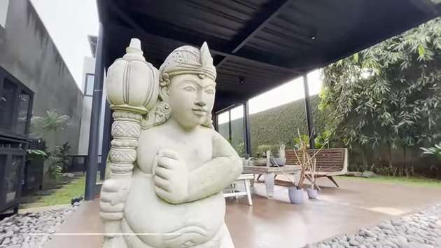 10 Potret Rumah Chef Juna yang Jarang Tersorot, Banyak Arca, Dapurnya Super Duper Mewah!