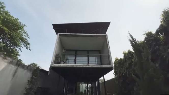 10 Potret Rumah Chef Juna yang Jarang Tersorot, Banyak Arca, Dapurnya Super Duper Mewah!
