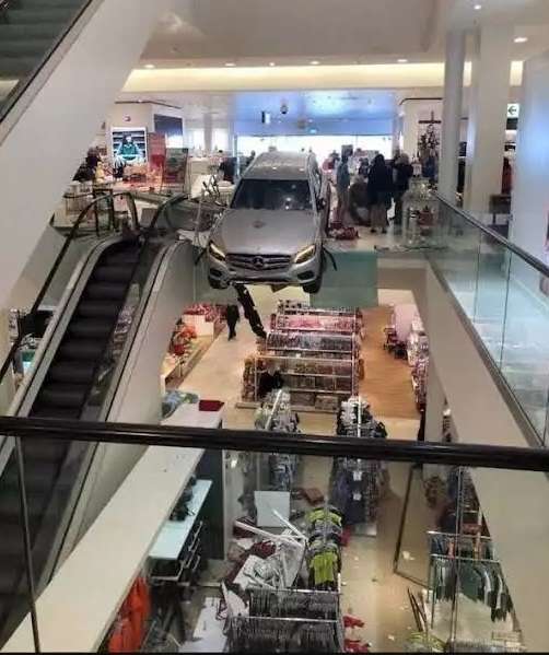 10 Potret Kendaraan Parkir di Tempat Tak Biasa, Bikin Mikir Dua Kali!