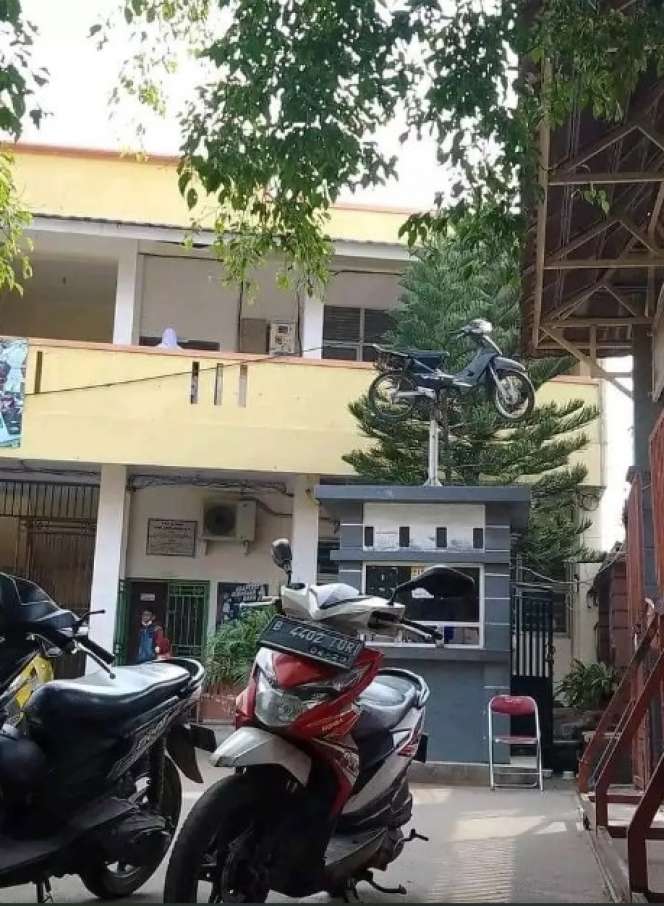 10 Potret Kendaraan Parkir di Tempat Tak Biasa, Bikin Mikir Dua Kali!