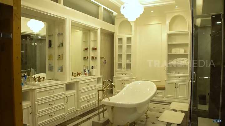 13 Potret Rumah Bos Kosmetik Rizky Ananda Musa, Mewah Ada `Alun-alun` di Dalamnya, Toiletnya Saja Rp1,4 Miliar