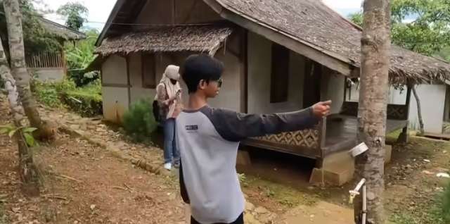 10 Potret Rumah Panggung `Anti Sombong`, Luar Berdinding Kayu & Atap Daun Kering, Dalamnya Bikin Takjub!
