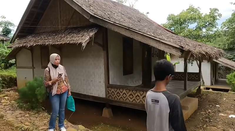 10 Potret Rumah Panggung `Anti Sombong`, Luar Berdinding Kayu & Atap Daun Kering, Dalamnya Bikin Takjub!