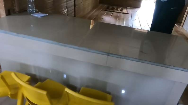 10 Potret Rumah Panggung `Anti Sombong`, Luar Berdinding Kayu & Atap Daun Kering, Dalamnya Bikin Takjub!