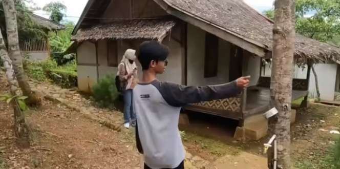 10 Potret Rumah Panggung `Anti Sombong`, Luar Berdinding Kayu & Atap Daun Kering, Dalamnya Bikin Takjub!
