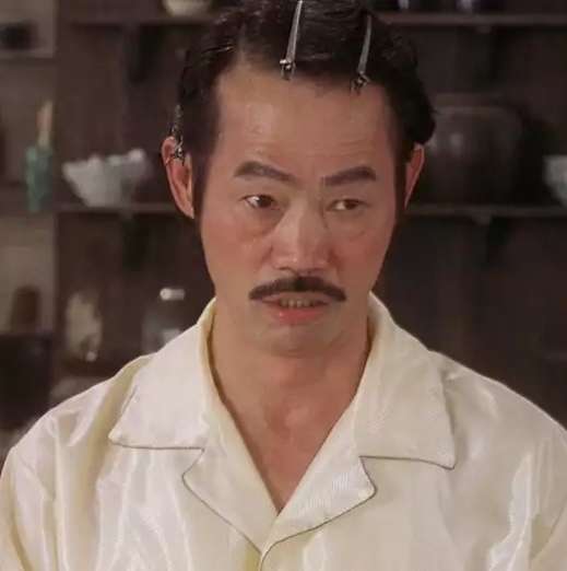 Ingat Suami Kepala Rusun di Film Kung Fu Hustle yang Takut Istri? Kini Usianya Sudah 70 Tahun, Lihat Potretnya