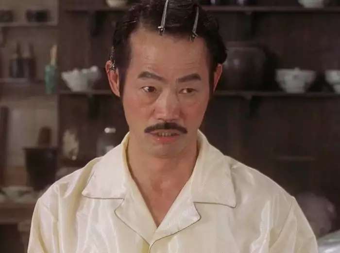Ingat Suami Kepala Rusun di Film Kung Fu Hustle yang Takut Istri? Kini Usianya Sudah 70 Tahun, Lihat Potretnya