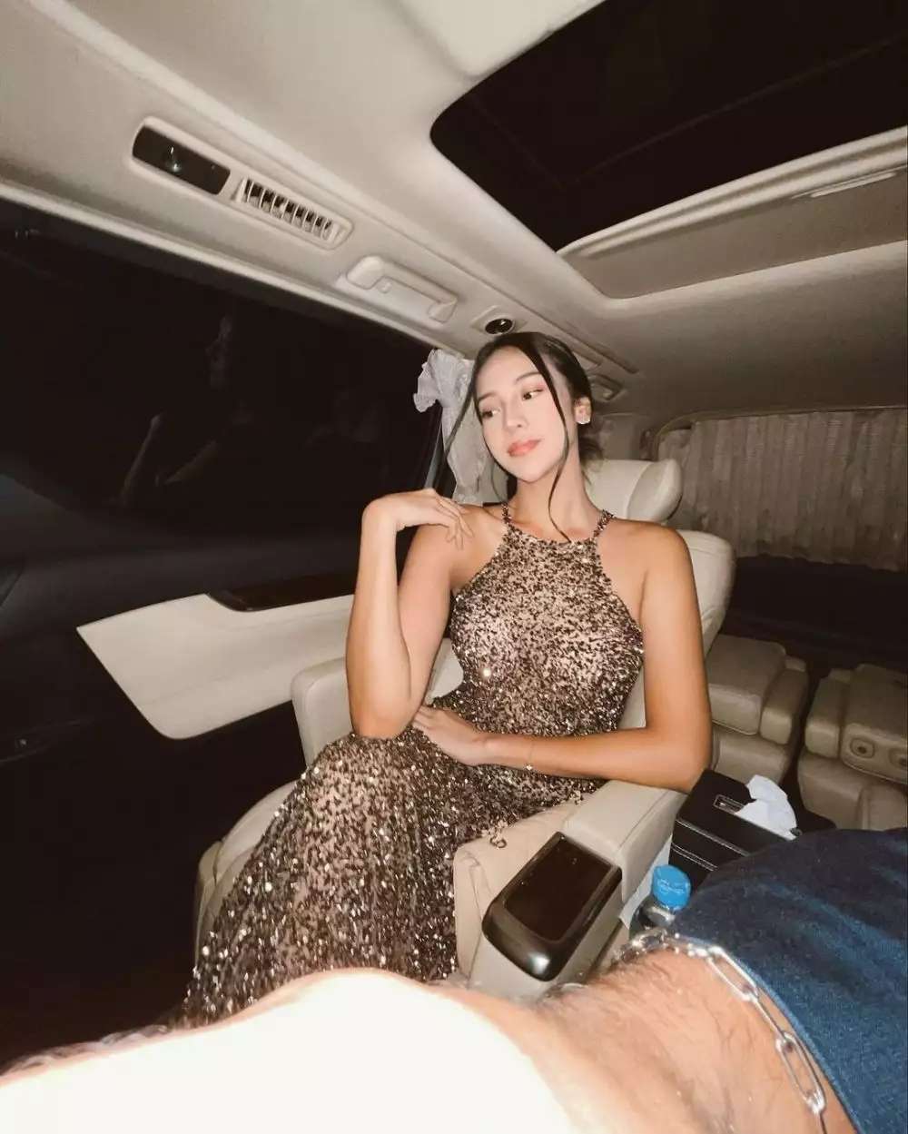 Selalu Jadi Pusat Perhatian, Inilah 10 Gaya Anya Geraldine Saat Kondangan, Terakhir Terlalu Wow!