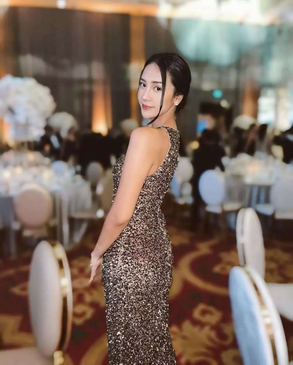 Selalu Jadi Pusat Perhatian, Inilah 10 Gaya Anya Geraldine Saat Kondangan, Terakhir Terlalu Wow!