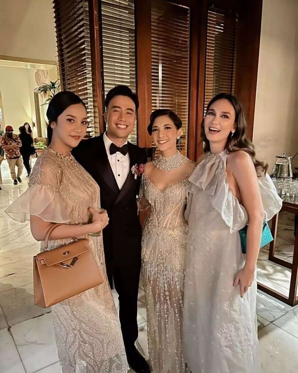 Selalu Jadi Pusat Perhatian, Inilah 10 Gaya Anya Geraldine Saat Kondangan, Terakhir Terlalu Wow!