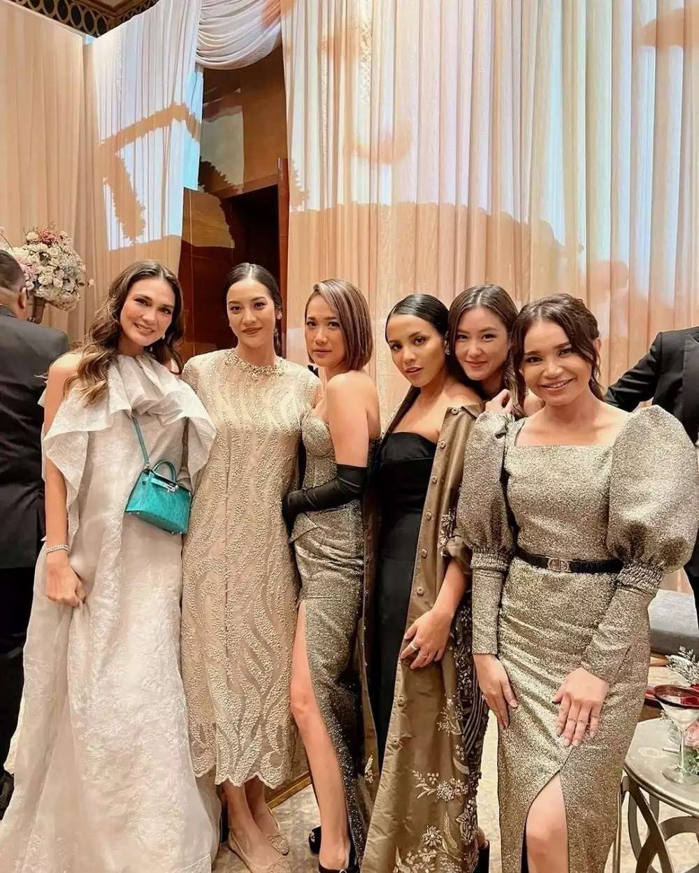 Selalu Jadi Pusat Perhatian, Inilah 10 Gaya Anya Geraldine Saat Kondangan, Terakhir Terlalu Wow!