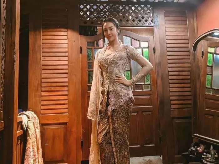 Selalu Jadi Pusat Perhatian, Inilah 10 Gaya Anya Geraldine Saat Kondangan, Terakhir Terlalu Wow!