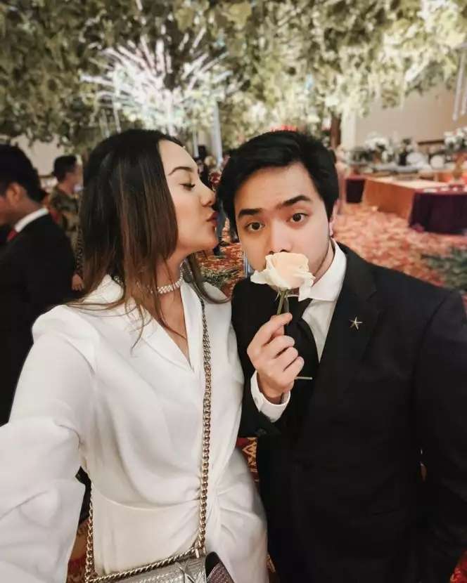 Selalu Jadi Pusat Perhatian, Inilah 10 Gaya Anya Geraldine Saat Kondangan, Terakhir Terlalu Wow!