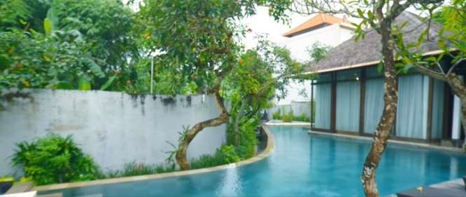 Potret Villa Mewah Milik Rossa di Bali, Bak Istana Air