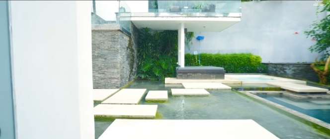 Potret Villa Mewah Milik Rossa di Bali, Bak Istana Air