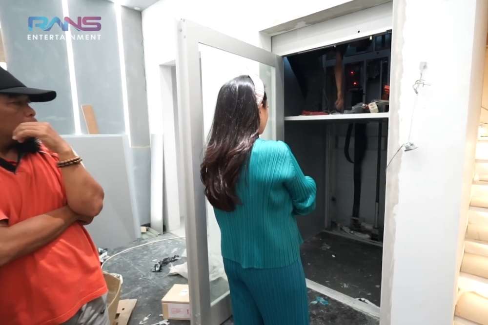 Adu Mewah 17 Rumah Artis `Tajir` dengan Fasilitas Lift Pribadi, Mertua Raffi Ahmad Ternyata Paling Sultan!