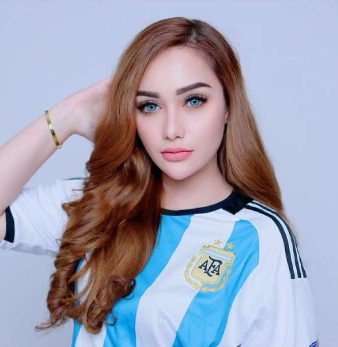 Potret Christina Laws Istri Perwira Polisi Pakai Jersey Bola, Ternyata Fans Berat Ronaldo!