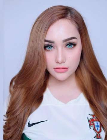 Potret Christina Laws Istri Perwira Polisi Pakai Jersey Bola, Ternyata Fans Berat Ronaldo!