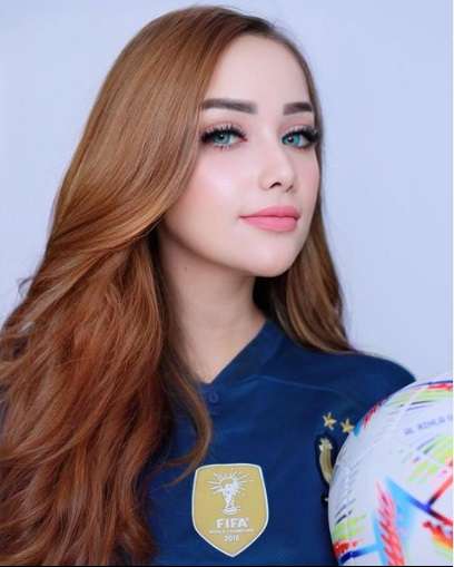 Potret Christina Laws Istri Perwira Polisi Pakai Jersey Bola, Ternyata Fans Berat Ronaldo!