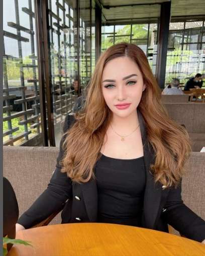 Potret Christina Laws Istri Perwira Polisi Pakai Jersey Bola, Ternyata Fans Berat Ronaldo!