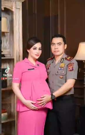 Potret Christina Laws Istri Perwira Polisi Pakai Jersey Bola, Ternyata Fans Berat Ronaldo!