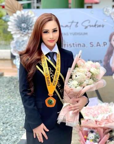 Potret Christina Laws Istri Perwira Polisi Pakai Jersey Bola, Ternyata Fans Berat Ronaldo!