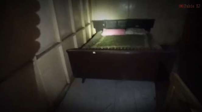 10 Potret Rumah Mewah Terbengkalai Milik Miliarder, Dalamnya Masih Lengkap, Banyak Guci & Barang Mahal!