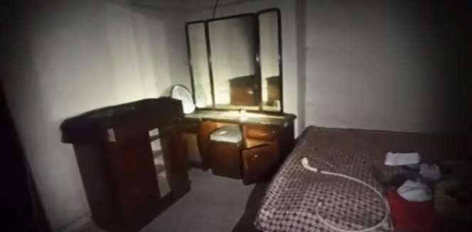 10 Potret Rumah Mewah Terbengkalai Milik Miliarder, Dalamnya Masih Lengkap, Banyak Guci & Barang Mahal!