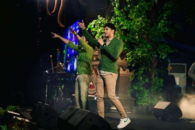 Potret Yovie & Nuno dengan Formasi Baru, Wajah Sang Vokalis Adhira Yudhi Curi Perhatian