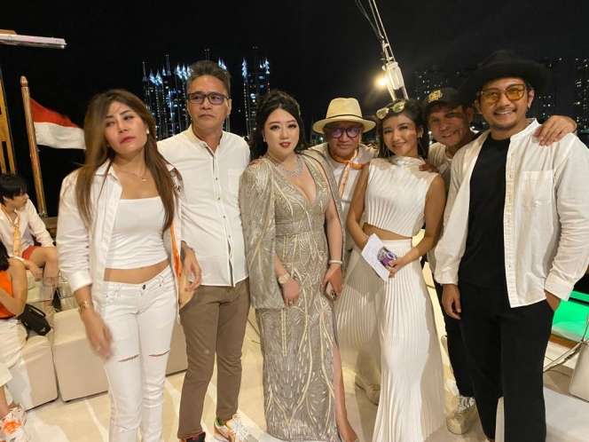 Keseruan di Atas Kapal Jakarta Phinisi