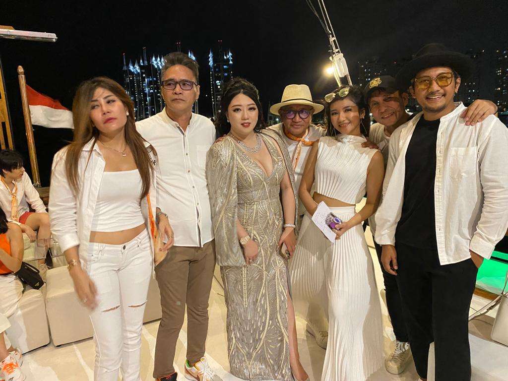 Keseruan di Atas Kapal Jakarta Phinisi