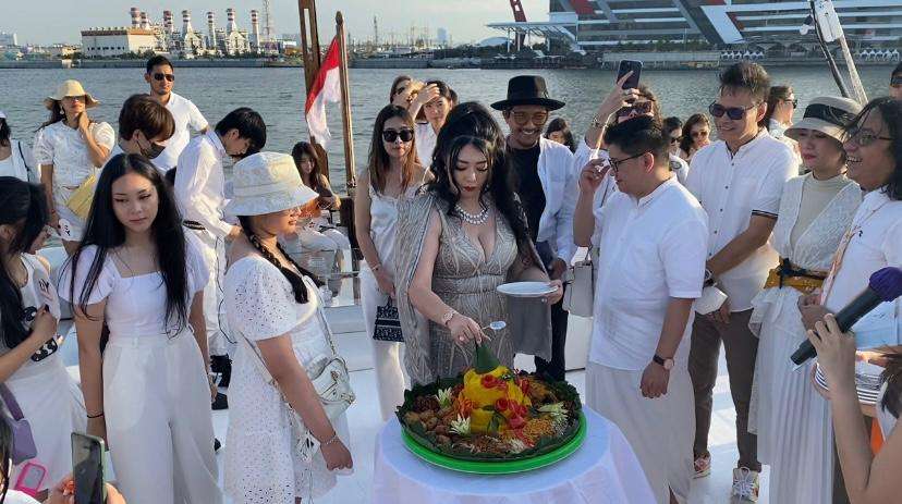 Keseruan di Atas Kapal Jakarta Phinisi