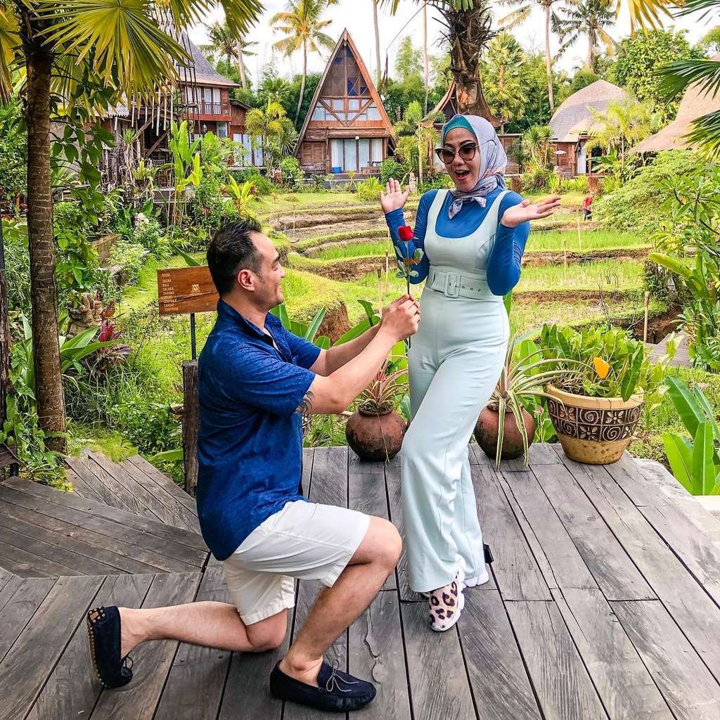 Potret Pernikahan Kedua Artis 90an yang Jadi Sorotan, Ada yang Resepsi di Rumah
