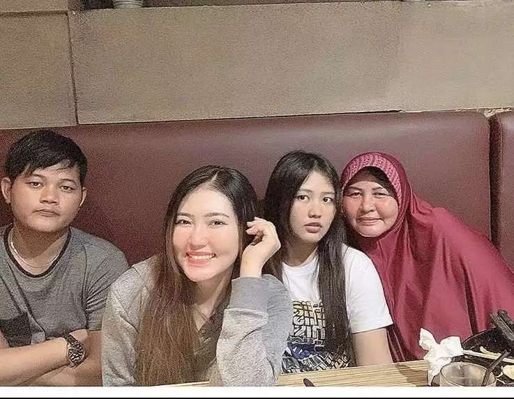 Potret Kedekatan Via Vallen dan Adik-adiknya Sebelum Dimusuhi karena Stop Jatah Bulanan!