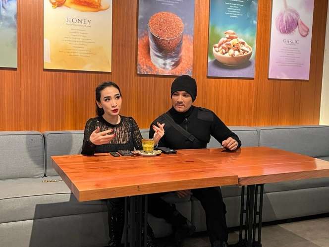 Potret Romy dan Ury Rafael Kompak Bisa Tebak Pemenang Piala Dunia Lewat Permainan Intuisi