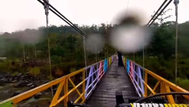 Potret Rumah-rumah Mewah Terbengkalai di Kampung Terpencil, Lokasinya Ada di Tengah Hutan!