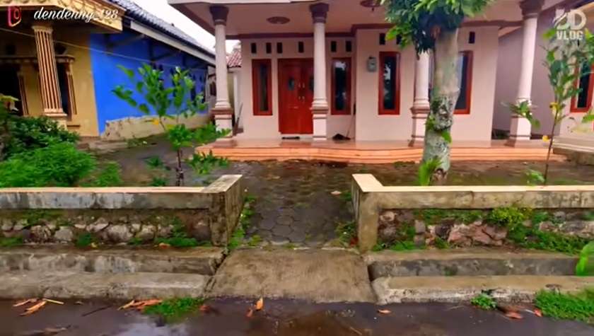 Potret Rumah-rumah Mewah Terbengkalai di Kampung Terpencil, Lokasinya Ada di Tengah Hutan!