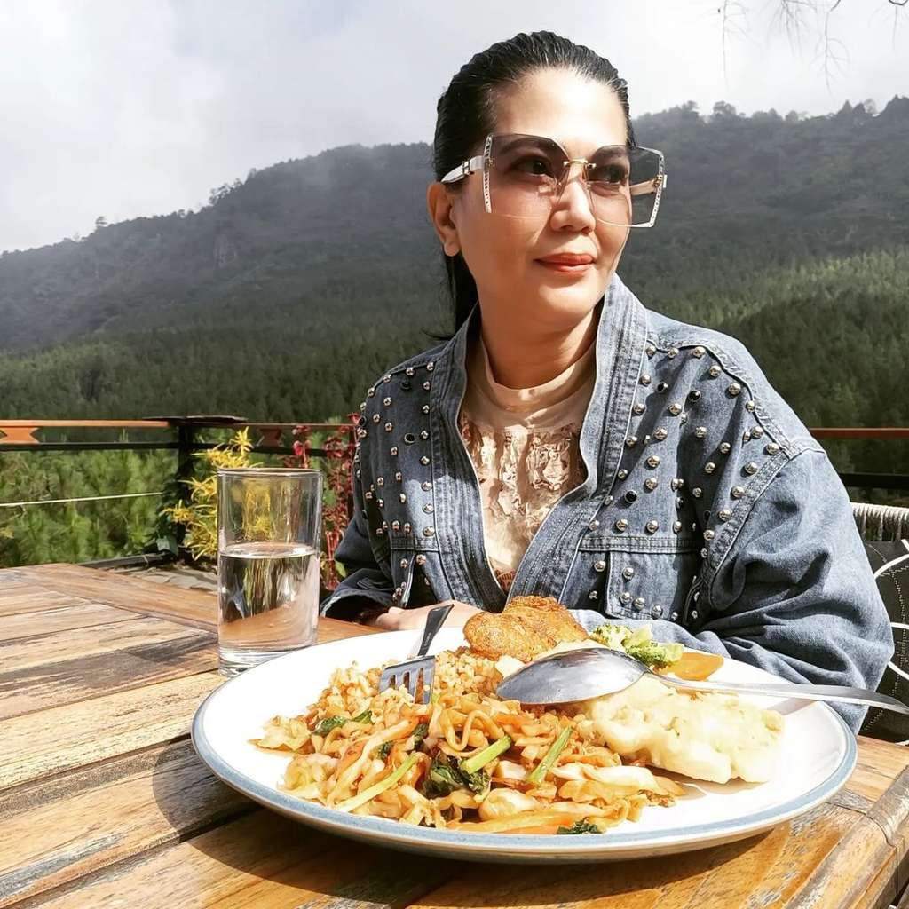 Ingat Helsi Herlinda, Ibu Nia Ramadhani yang Kejam di Sinetron `Bawang Merah Bawang Putih`? Nasibnya Bikin Syok, Jadi Penjual Makanan?