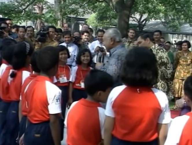 Masih Ingat Bocah SD yang Tanya ke Soeharto 'Kenapa Presiden Cuma 1?' Banyak Dicari, Ternyata Nasibnya Memprihatinkan