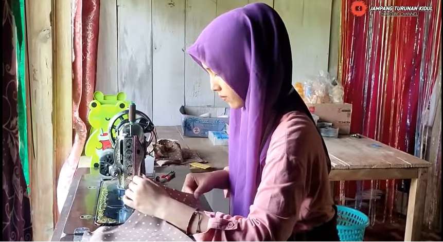 Potret Ani Janda Cantik yang Hidup di Desa, Ternyata Punya Keahlian Ini!